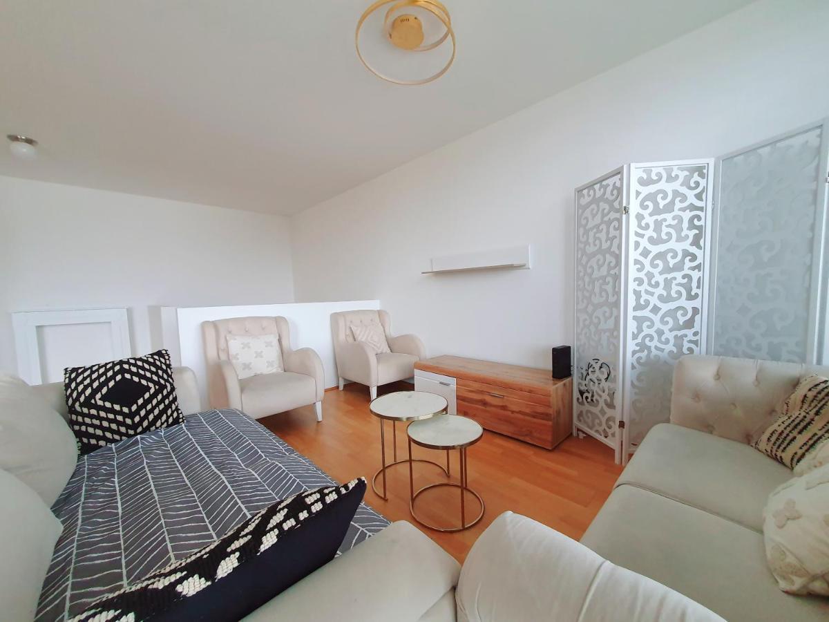 Near Lake Two Bedroom Duplex Apartment Wina Bagian luar foto